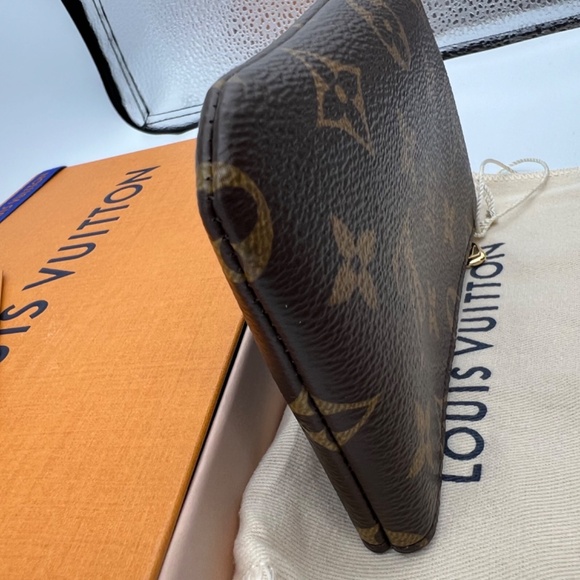 NEW LOUIS VUITTON  Key Pouch S - Picture 7 of 16